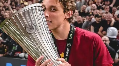 独家揭秘：麦克托米奈战袍热拍，意甲落幕战球衣飙升至2.4万欧！